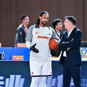 开云体育网址-杜锋一战引众怒！外援选择失败，防守大空，用人还一塌糊涂！